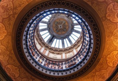 Teylers Müzesi 'nin girişindeki heybetli kubbe, Haarlem, Kuzey Hollanda, Hollanda. 19. yüzyılın büyük bir uzantısının parçası olan giriş salonu.