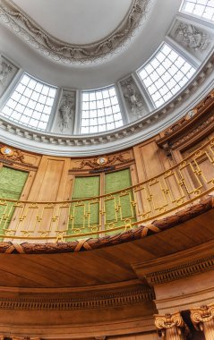 Haarlem, Hollanda - 11 Şubat 2023: Teylers Müzesi 'ndeki (sanat, doğa tarihi ve bilim) Oval Oda (1784 yılından kalma) ahşap ve dekoratif mimariyle