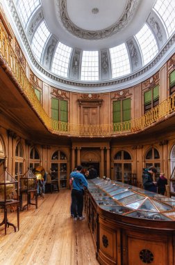 Haarlem, Hollanda - 11 Şubat 2023: Teylers Müzesi 'ndeki (sanat, doğa tarihi ve bilim) Oval Oda (1784 yılından kalma) ahşap ve dekoratif mimariyle
