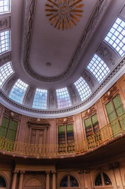 Haarlem, Hollanda - 11 Şubat 2023: Teylers Müzesi 'ndeki (sanat, doğa tarihi ve bilim) Oval Oda (1784 yılından kalma) ahşap ve dekoratif mimariyle