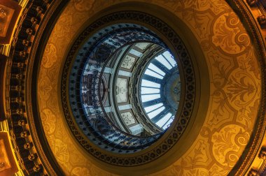 Teylers Müzesi 'nin girişindeki heybetli kubbe, Haarlem, Kuzey Hollanda, Hollanda. 19. yüzyılın büyük bir uzantısının parçası olan giriş salonu.