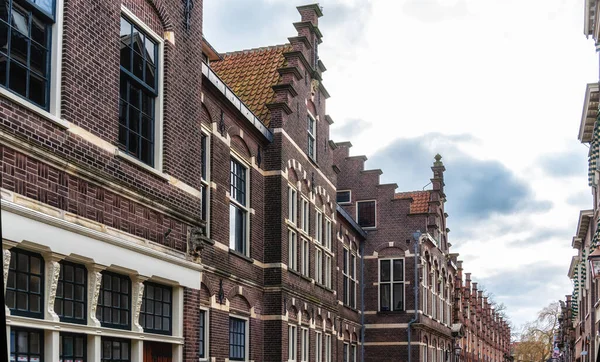 네덜란드 하를렘의 역사적 중심지에 전통적 네덜란드 집들의 — 스톡 사진