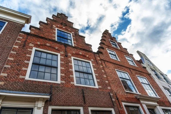 Низький Кут Вид Традиційних Голландських Будинків Історичному Центрі Гарлема Нідерланди — стокове фото