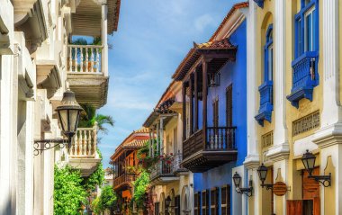 Eski Kartagena şehrinin sokakları şehir duvarları içinde. Tüm binalar eski bir İspanyol sömürge tarzına sahiptir. Çoğu renkli bir şekilde uçar ya da çiçeklerle kaplıdır.