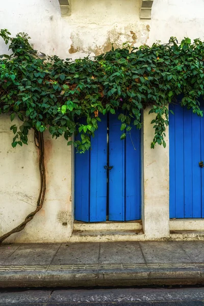 Bela Fachada Uma Casa Com Porta Azul Centro Cidade Cartagena — Fotografia de Stock