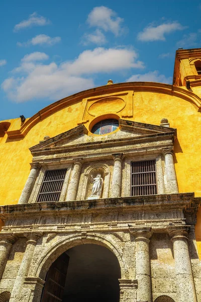 stock image View of the yellow Santo Domingo Church in the historic colonial center of Cartagena, Colombia