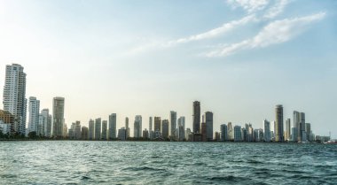 Körfeze bakan Cartagena gün batımı, Kolombiya şehir manzarasını gösteriyor.