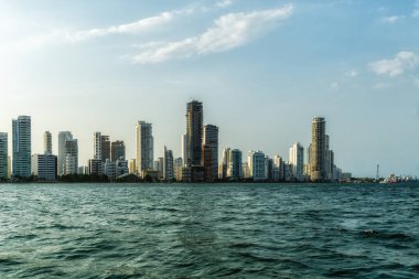 Körfeze bakan Cartagena gün batımı, Kolombiya şehir manzarasını gösteriyor.