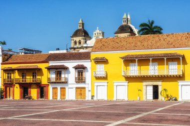 Cartagena 'nın tarihi merkezinde Plaza de la Aduana. Cartagena 'nın duvarlarla çevrili sömürge şehri UNESCO Dünya Mirası Alanı olarak belirlendi.