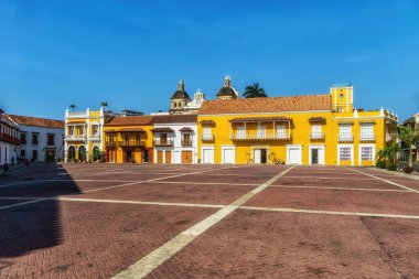 Cartagena 'nın tarihi merkezinde Plaza de la Aduana. Cartagena 'nın duvarlarla çevrili sömürge şehri UNESCO Dünya Mirası Alanı olarak belirlendi.