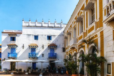 Duvarlarla çevrili eski Cartagena şehrinin dar sokakları