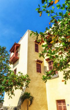 Sarı renkli koloni tarzı bina, Cartagena Kolombiya.