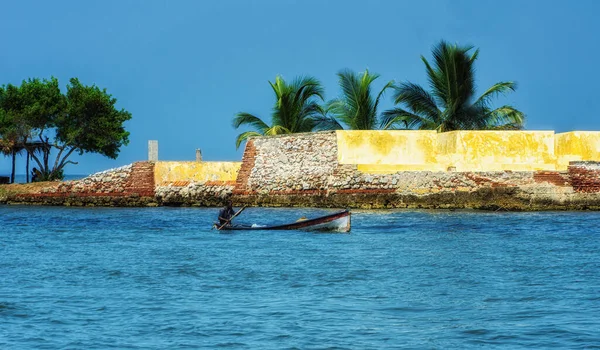 Cartagena Colombia Marzo 2023 Pescador Artesanal Sus Funciones Una Canoa — Foto de Stock