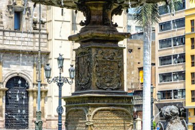 Güney Amerika, Peru, Lima. Plaza de Armas 'ın merkezinde 17. yüzyıl bronz çeşmesi.).