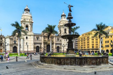 Bronz çeşme ve Katedrali, Plaza de Armas, Lima
