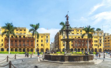 Plaza de Armas veya Plaza Belediye Başkanı Lima Peru 'daki Bronz Çeşme ve sarı koloni binaları