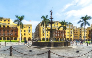 Plaza de Armas veya Plaza Belediye Başkanı Lima Peru 'daki Bronz Çeşme ve sarı koloni binaları