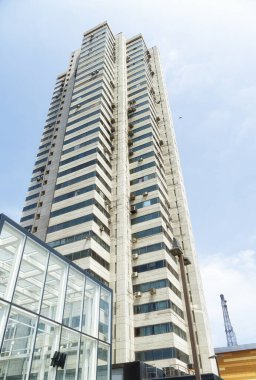 Lima, Peru 'daki şehir merkezi binasının alçak açılı görüntüsü