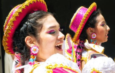 Lima, Peru - 16 Nisan 2023: Peru 'nun Lima kentinde düzenlenen Virgin de la Candelaria Festivali' nde kimliği belirsiz kişiler sahne aldı. Festivalin özünde farklı dans okulları dans ediyor.