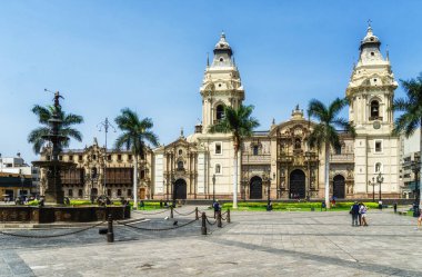 Peru 'nun tarihi ve İspanyol sömürge şehri Lima' daki Plaza Mayor veya Plaza de Armas 'a bakın..