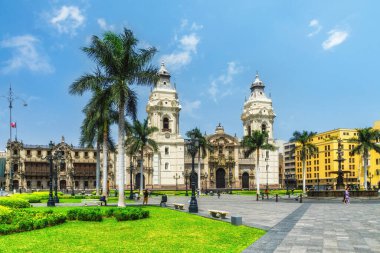Peru 'nun tarihi ve İspanyol sömürge şehri Lima' daki Plaza Mayor veya Plaza de Armas 'a bakın..