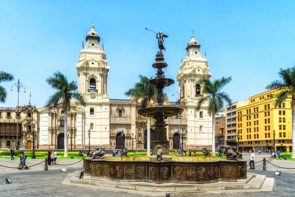 Fonte Catedral Bronze Plaza Armas Lima — Fotografia de Stock
