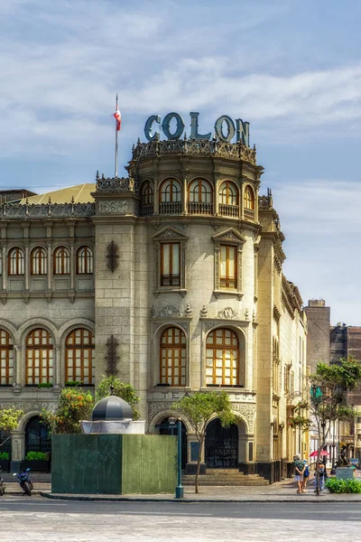 Colon Tiyatrosu veya Teatro Colon, San Martin Meydanı 'ndaki görkemli bir Ulusal Anıt.
