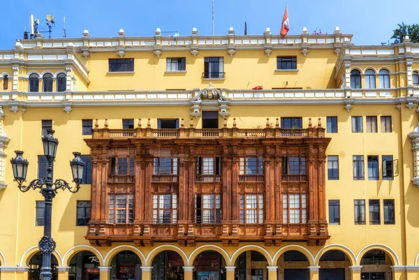 Lima 'daki Plaza de Armas' daki hükümet binalarının mimari detayları sarı, Lima, Peru boyalı.