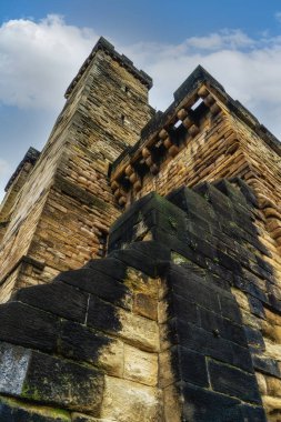 Şehrin merkezindeki Newcastle Kalesi ve Kara Kapı şehrin adını veren bir ortaçağ tahkimatı..