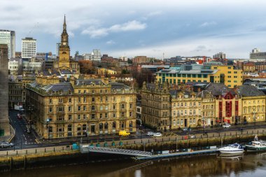 All Saints Kilisesi ve Newcastle rıhtımı güneyden Tyne nehrinin karşısına görüldü..