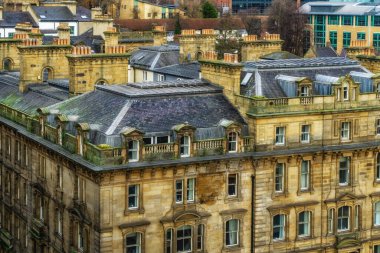 Newcastle Quayside 'daki dar bina. Newcastle-upon-Tyne, İngiltere 'de bir kavşakta..