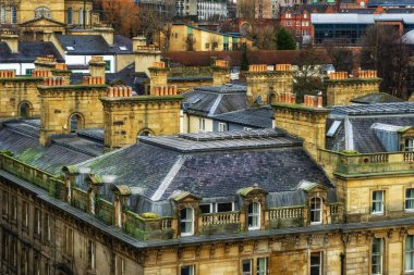 Newcastle Quayside 'daki dar bina. Newcastle-upon-Tyne, İngiltere 'de bir kavşakta..