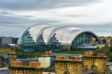 Newcastle-upon-Tyne, İngiltere - 27 Aralık 2022: Norman Foster 'ın dış görünüşü The Sage Gateshead, İngiltere' de Tyne Nehri üzerinde yer alan bir müzik merkezi tasarladı.