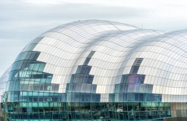 Newcastle Quayside 'ın mimarisi, Newcastle Tyne üzerine, Kuzey Doğu İngiltere. Tyne nehrinin kıyısındaki Sage Gateshead. Modernist fütürist cam bina