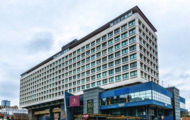 Newcastle-upon-Tyne, İngiltere - 27 Aralık 2022: The Purple Peacock Show barı ve İngiltere 'nin Tyne kentindeki Newcastle şehrinde bulunan Swan House kavşağında 55 derece kuzey iskan binası.