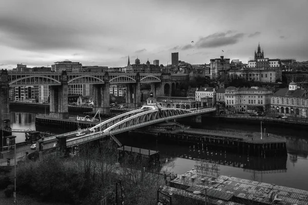 Gungbron Och Högnivåbron Som Förbinder Newcastle Med Gateshead Över Floden — Stockfoto