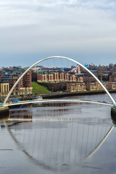 Ponte Icônica Milênio Atravessa Rio Tyne Juntando Aos Cais Newcastle — Fotografia de Stock