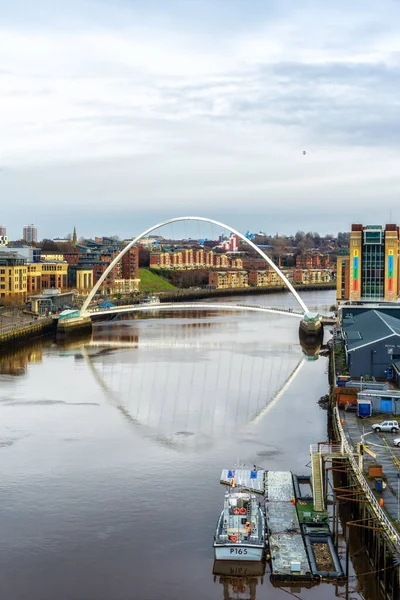 Iconico Millennium Bridge Attraversa Fiume Tyne Unendosi Alle Banchine Newcastle — Foto Stock