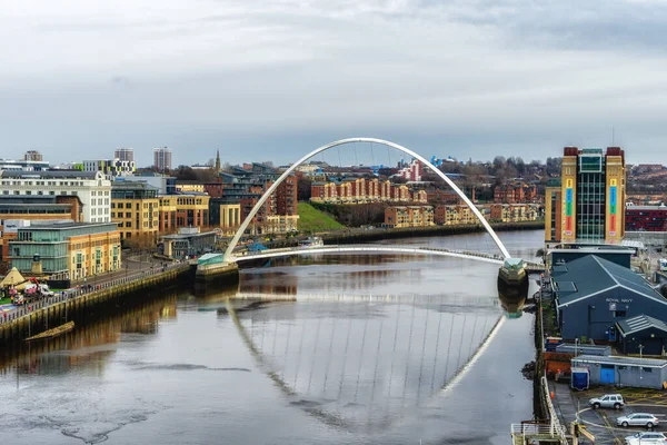 Iconic Millennium Bridge Crosses River Tyne Joining Quaysides Newcastle Gateshead — Stock Photo, Image
