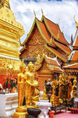 Wat Phra Doi Suthep 'in altın sabah gökyüzü ile Tayland' ın Chiang Mai 'deki en ünlü tapınağı