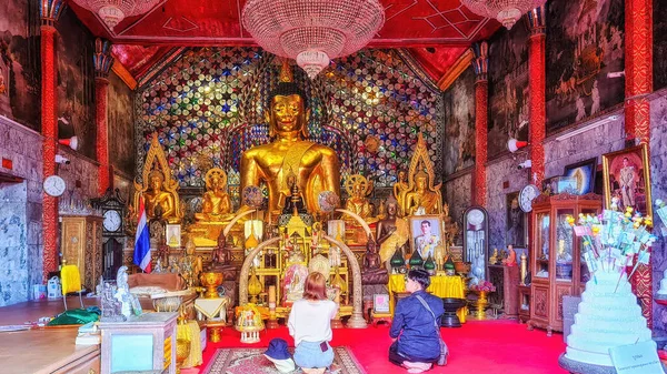Emberek Imádkoznak Wat Phra Doi Suthep Chiang Mai Thaiföld — Stock Fotó
