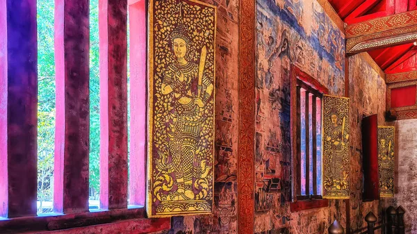 Interiores Wat Chedi Luang Chinag Mai — Foto de Stock