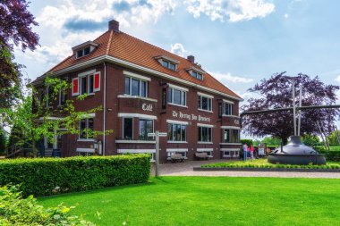 Arcen, Limburg, Hollanda - 14 Mayıs 2023: Hertog Jan bira fabrikası açık mavi gökyüzüne karşı.