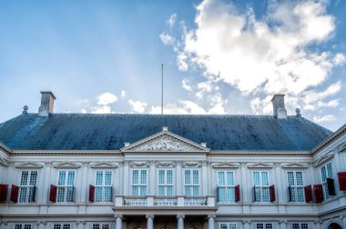 Hollanda kraliyet ailesinin üç sarayından biri ve Hollanda Kralı Willem Alexander 'ın resmi işyeri olan Hage' deki Paleis Noordeinde 'nin manzarası.