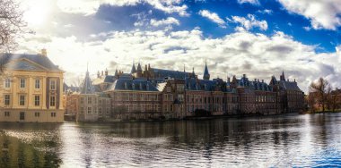 Hollanda 'nın Lahey (Den Haag) silueti panoraması. Hofvijver Gölü. Binnenhof, Hollanda Parlamentosu ve Hükümeti Başkanı