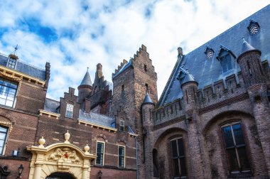 Binnenhof, Hollanda 'nın Lahey kentinde Hofvijver' in yanında yer alan bir bina kompleksi. Bölge, General 'in her iki meclisinin de buluşma yeridir. 13. yüzyılda yapılmış..