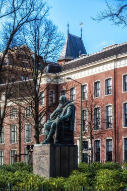 Hollanda Parlamentosu 'nun karşısındaki Lahey' deki Johan van Oldenbarnevelt heykeli, Hollanda 'nın İspanya' dan bağımsızlık mücadelesinde önemli rol oynayan bir Hollanda devlet adamıydı. )