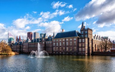 Hollanda 'nın güneyindeki Hofvijver gölündeki Binnenhof kalesi dünyanın en eski parlamento binalarından biridir.