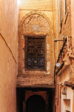 Marakeş Medine, Fas, Kuzey Afrika 'da tipik bir dar sokak.