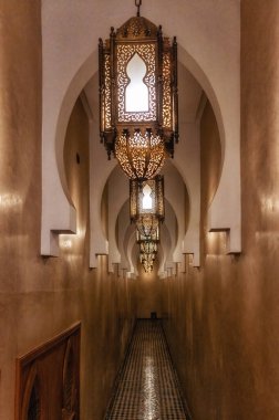 Güzel koridor koridoru Fas mimarisi tarzı. Lamba, kiremit ve boya eşsiz Fas stilidir..